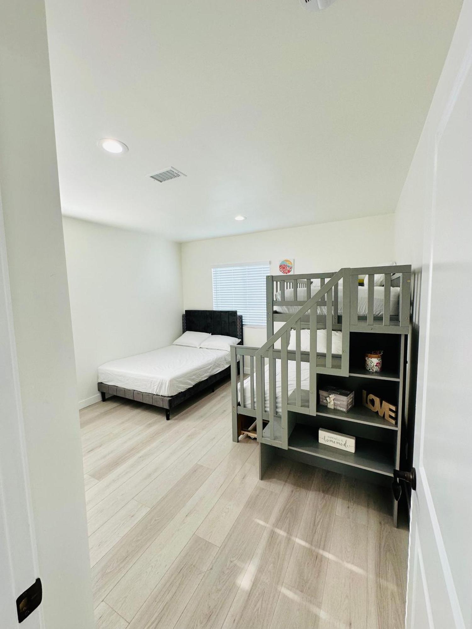 New Spacious House In Anaheim Near Disneyland-Knott In Without Backyard In The Same Lot Of 3 Separate Properties Exterior foto